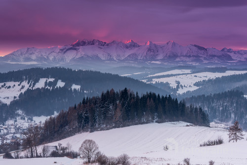 Styczniowy wschód słońca nad Tatrami sfotografowany z miejscowosci Sromowce Wyżne. Nikon D850
 Sigma 70-200 f2.8
 Filtry Benro master 150mm 
ogniskowa 70 mm
przyslona f14
