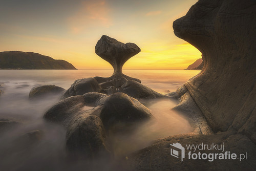 Charakterystyczny kształt tego kamienia uformowała woda. Miejsce to Norwegia wyspa Vågsøy. Zdjęcie wyróżnione publikacją na portalu 1x.com.  