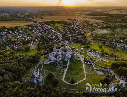 Widok na zamek w Ogrodzieńcu. Zdjęcie wykonane Dronem przy zachodzie słońca. 