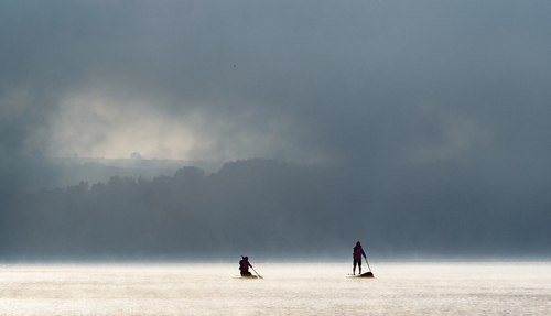 Poranna zaprawa wioślarzy, trening na Jeziorze Żywieckim pokrytym lekką warstwą mgły