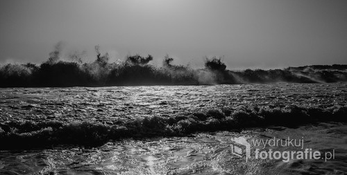 Czarno-biała fotografia oceanu w trakcie odpływu, na plaży Supertubos w Peniche.