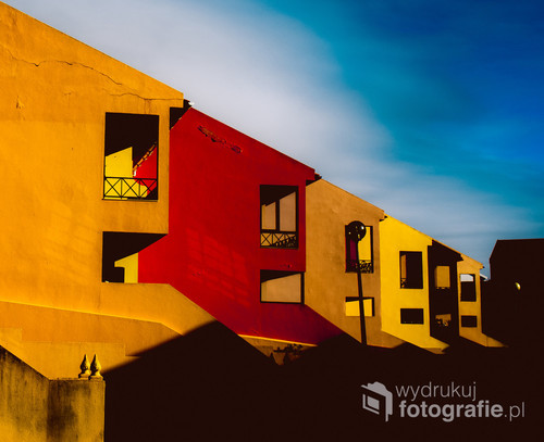 Kolorowe domy w jednym z nadmorskich miasteczek w Portugalii.