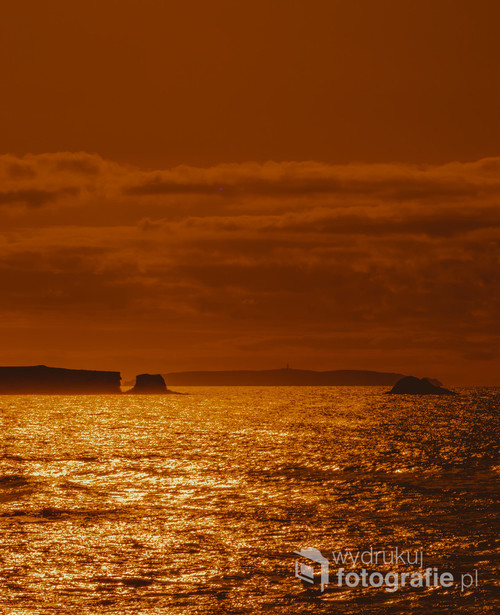 Złoty zachód słońca. Widok na archipelag Berlengas oraz na klify Peniche.