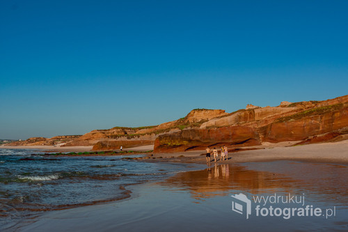 Portugalska plaża w czasie kwarantanny ,w roku 2020. Czworo ludzi na plaży.
