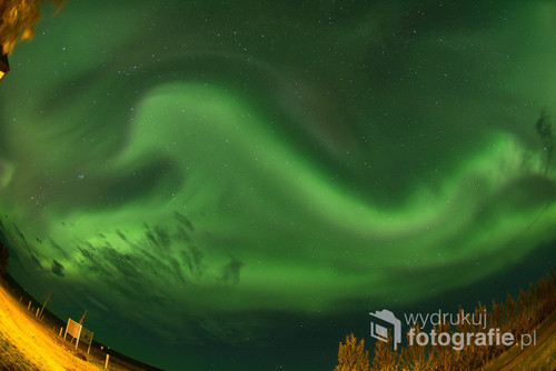 Magiczna noc na Islandii i zjawiskowe Światła Północy. Niektórzy w tym zdjęciu widzieli samolot Concorde lub ptaka