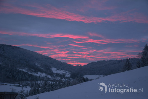 Fotografia wykonana w górach, w okolicach Limanowej. Zdjęcie wykonane przed wschodem słońca