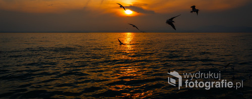 Zdjęcie wykonane o zachodzie słońca nad Jeziorem Garda.