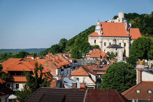 Widok na Farę i zamek w Kazimierzu Dolnym spod klasztoru Franciszkanów.