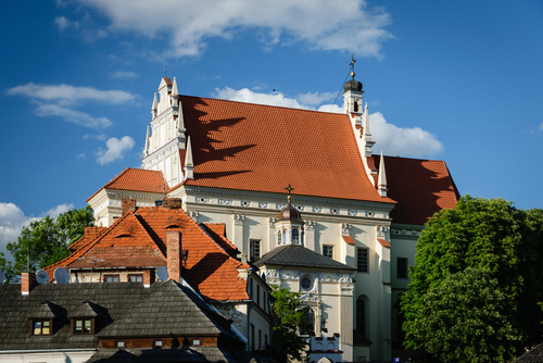 Widok kościoła farnego w Kazimierzu Dolnym w czerwcowe popołudnie.