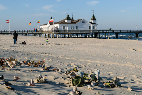 Piaszczysta plaża w cesarskim kurorcie Ahlbeck na wyspie Uznam w Niemczech. Molo powstało pod koniec XIX w. Biały pawilon mieści restauracje, sklepiki, muzeum i kino. Zdjęcie zostało zrobione po sezonie, pod koniec października.