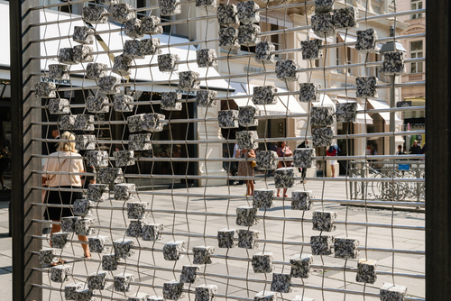 W Wiedniu na ulicy Graben stoi instalacja złożona z metalowych prętów i linek, na które nanizane są granitowe kostki. Wykorzystałem ją jako raster przysłaniający fragment ulicy.
