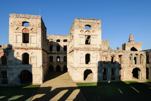 Ruiny wybudowanego w XVII w. zamku Krzyżtopór. Otoczony murami obronnymi - palazzo in fortezza - był największym pałacem w Europie zanim wybudowano Wersal.