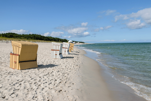 Koniec sezonu, prawie pusta plaża w Jastarni, wolne kosze zapraszają, by w nich usiąść i ogrzać się w promieniach słońca kończących się wakacji.