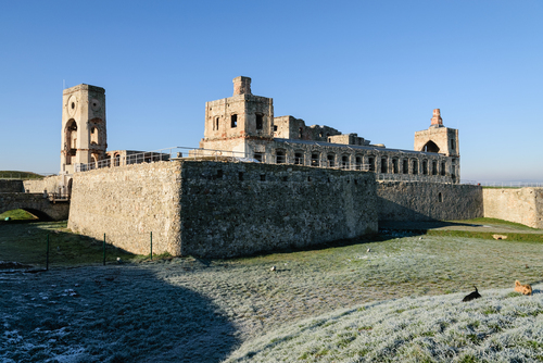 Późnojesienny poranek w Ujeździe, pięknie prezentujące się ruiny zamku Krzyżtopór wybudowanego w XVII w. Otoczony murami obronnymi - rezydencja typu palazzo in fortezza - był największym pałacem w Europie zanim wybudowano Wersal.