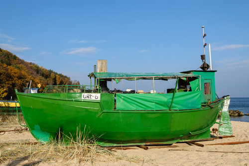 Kuter rybacki wyciągnięty na brzeg w Gdyni Orłowie.