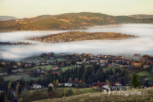 Zdjęcie zostało zrobione w Koniakowie z góry Ochodzita. Widok na wioskę Koniaków i tonący we mgle Złoty groń w Istebnej.