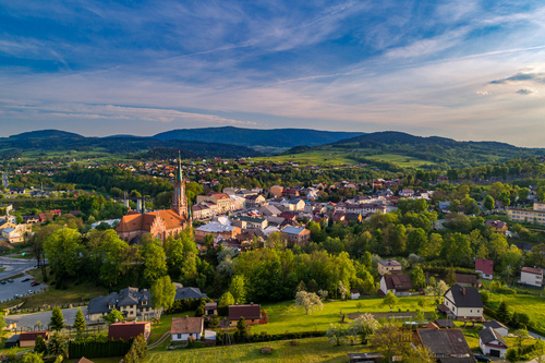 Panorama miasta Grybów w letnim klimacie.
