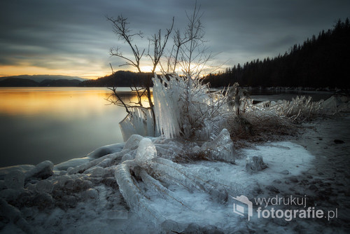 Jezioro Jonsvatnet, zimowy zachód słońca, Norwegia.