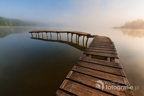 Zdjęcie zrobione w piękny mglisty poranek.
Niestety nieistniejący już mostek nad jezioerm myśliborskim.