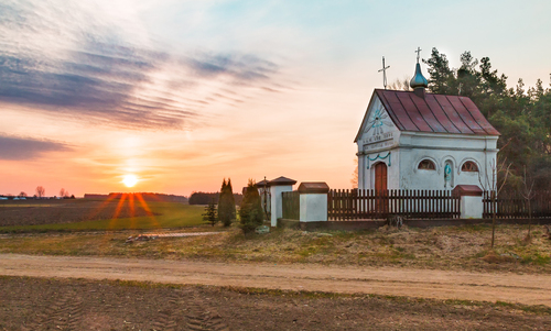 Zdjęcie zrobiłem na Podlasiu. Zabytkowa kapliczka o wschodzie słońca.