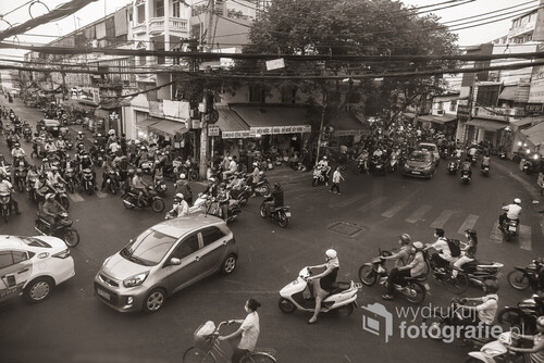 Skrzyżowanie w jednym z miast Wietnamu. Rok 2016