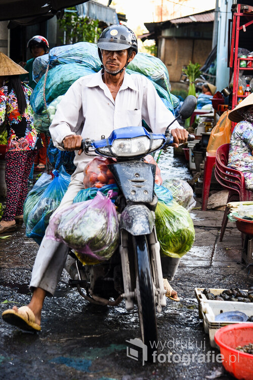 Mężczyzna jadący z torbami warzyw. Ho Chi Minh, Wietnam 2016