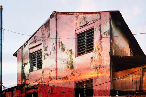 Zdjęcie wykonane techniką podwójnej ekspozycji - zachód słońca na starym budynku w mieście George Town w stanie Penang w Malezji.