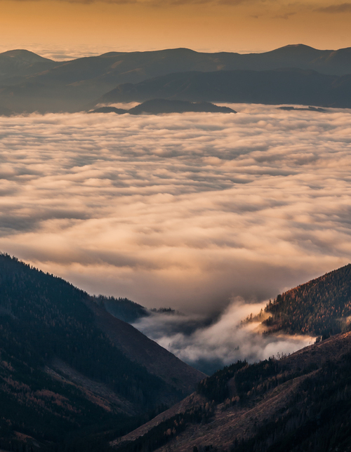 Jesienny poranek w Tatrach z widokiem na przelewające się morze chmur 