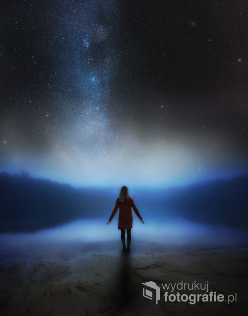 Nocna, surrealistyczna fotowizja z dziewczyną nad brzegiem jeziora.