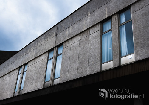 Architektura brutalizmu w centrum Wilna. Szarość tych budynków potrafi przygnębić nie tylko zajmujących w nich biurach pracowników.