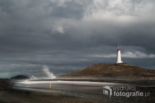 Latarnia Morska która znajduje się na wzgórzu w rejonie Reykjanes geotermalnej strefie Gunnuhver