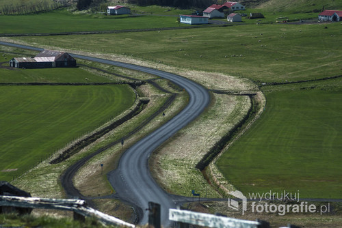 Widok na drogę krajową numer 1 w pobliżu miejscowości Vik. Jest to tzw. Ring Road którą można przejechać Islandię dookoła.
