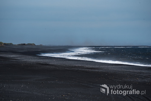 Czarna plaża w miejscowości Vík í Mýrdal na południu Islandii. Czarny piasek i wzburzony ocean atlantycki. Uwielbiam tutaj wracać tym bardziej ostatnio kiedy jest brak turystów 