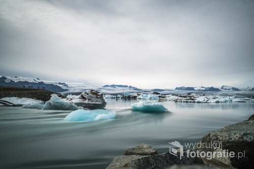 Jedno z tych miejsc na Islandii które robi ogromne wrażenie i miejsce w którym możemy zobaczyć jak lodowiec spływa w kawałkach do oceanu ...
