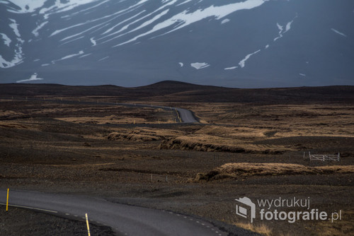Uwielbiam islandzkie drogi i całą otoczkę związaną z podróżą autem po tym kraju.