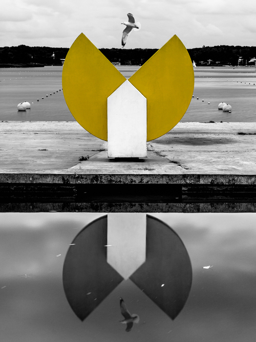 Fotografia przedstawia jezioro Malta w Poznaniu. Zawsze ciekawiły mnie żółte formy tamtejszych znaczników torów wioślarskich, które przypominały mi Pac-Mana.