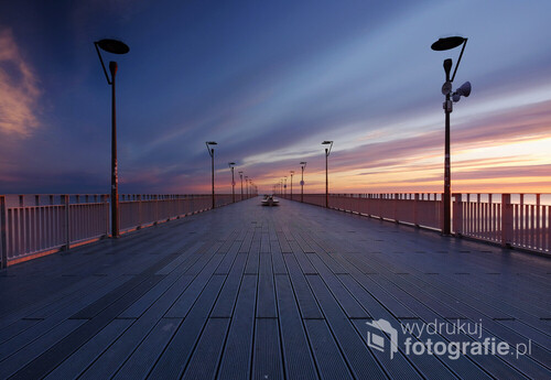 Molo spacerowe w Kołobrzegu, tuż przed wiosennym wschodem słońca.