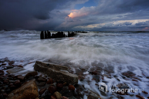Zdjęcie przedstawia jesienny sztorm na wybrzeżu Morza Bałtyckiego.