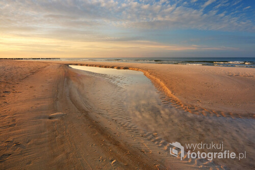 Jesienny zachód słońca nad wybrzeżem Morza Bałtyckiego, plaża w Dźwirzynie, Polska.