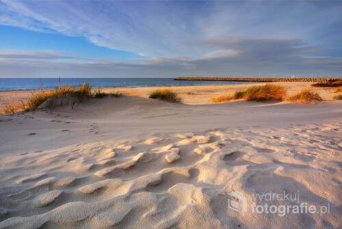 Plaża w Kołobrzegu, w ciepłych promieniach jesiennego słońca.