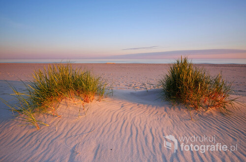 Wschód słońca na wybrzeżu Morza Bałtyckiego, plaża w Kołobrzegu, Polska.