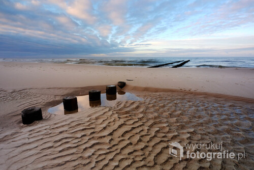  Wybrzeża Morza Bałtyckiego w grudniowej odsłonie. Plaża w Dźwirzynie, Polska.