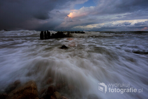 Listopadowy sztorm na Bałtyku. Kolorystyka oraz dynamika zdjęcia, w pełni oddaje moc żywiołu..