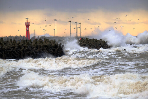 Jesienny sztorm na wybrzeżu Morza Bałtyckiego. Falochron wschodni w Kołobrzegu, Polska.