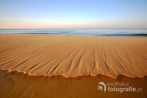 Ciekawa struktura piasku, na wybrzeżu Morza Bałtyckiego ,Dźwirzyno, Polska.
