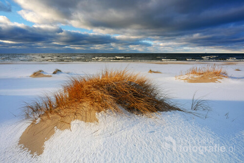  Zimowy krajobraz wybrzeża Morza Bałtyckiego, Kołobrzeg, Polska.