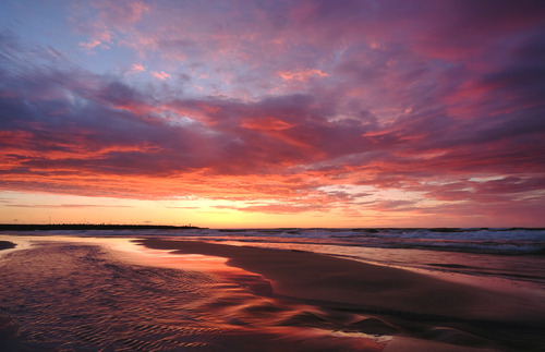 Piękny zachód słońca, na wybrzeżu Morza Bałtyckiego, Kołobrzeg, Polska.