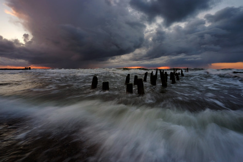 Wiosenny sztorm na wybrzeżu Morza Bałtyckiego