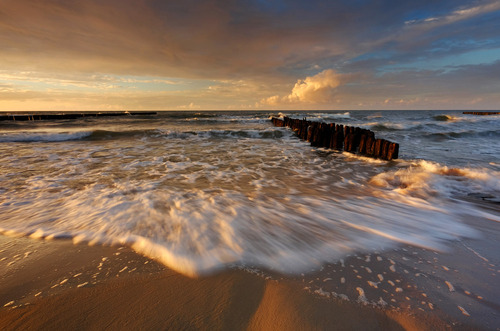 Wybrzeże Morza Bałtyckiego, w ciepłych barwach zacodzącego słońca, Ustronie Morskie , Polska