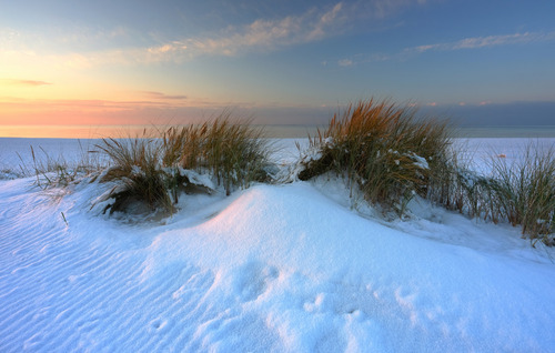 Zimowy krajobraz wybrzeża Morza Bałtyckiego, Kołobrzeg, Polska.